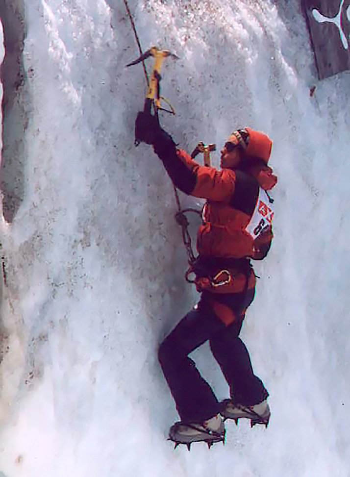 Milena Gómez escalando en las grietas del glaciar Castaño Overo, Cerro Tronador, Río Negro. Foto: Santiago Storni