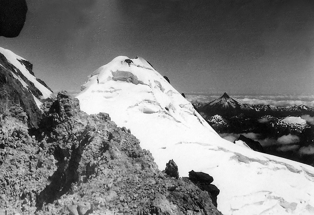 Vista del pico chileno del Tronador en la ascención de 1958, Río Negro. Foto: Colección Mario Califano
