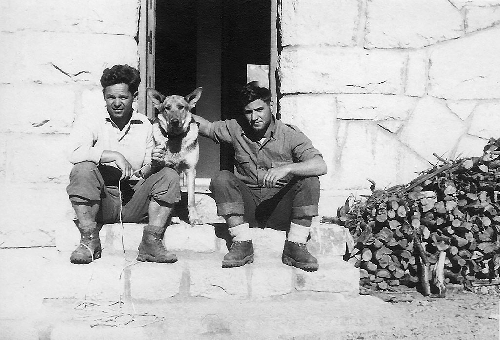 Gerardo Watzl y Mario Califano al regreso de la ascención al Cerro Tronador en el Refugio Frey en 1955, Río Negro. Foto: Colección Mario Califano