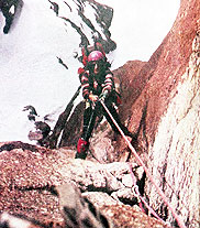 Nicolás Benedetti, cerca del tercer relevo, abajo esta la entrada de la cueva de hielo, escalada invernal Cerro Catedral, Frey, Rio Negro