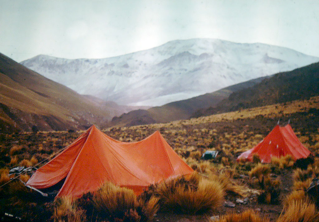 Primer campamento con vista hacia la Pared Oeste del Cachi. Primera Expedición a la Cara Oeste del Nevado de Cachi, 1975