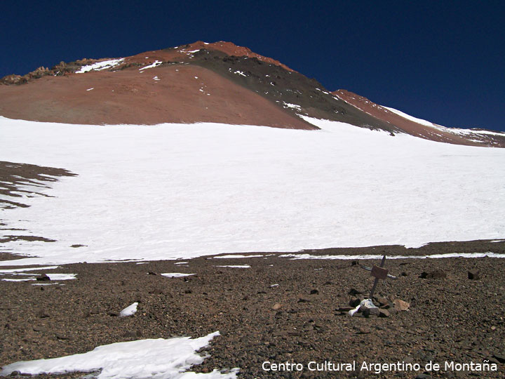 La Hoyada, tumba del gendarme, al fondo el Cerro Mercedario, San Juan