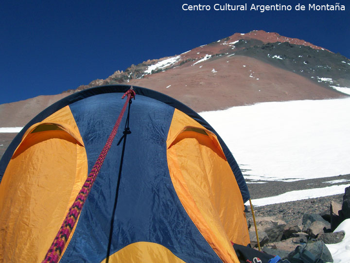 Campamento en la Hoyada 5.700 mts, al fondo el Cerro Mercedario, San Juan. Foto: Guillermo Martin