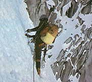 Muy cerca de la cumbre, un miembro de la expedición cordobesa, en un paso de la trapada "artificial". Intento al Cerro Fitz Roy, Santa Cruz, 1980. Foto: Revista Weekend