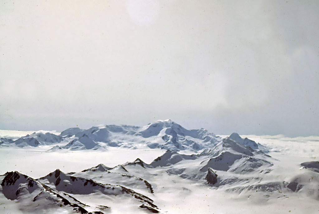 Desde la cumbre vista al cordon Gaea y al Pio XI. Foto: Expedición CABA 1963/64