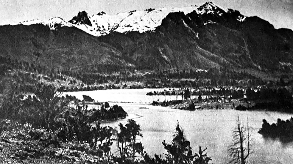 Vista panorámica del Macizo Vicente López, Río Negro, 1938. Foto: Federico Fino