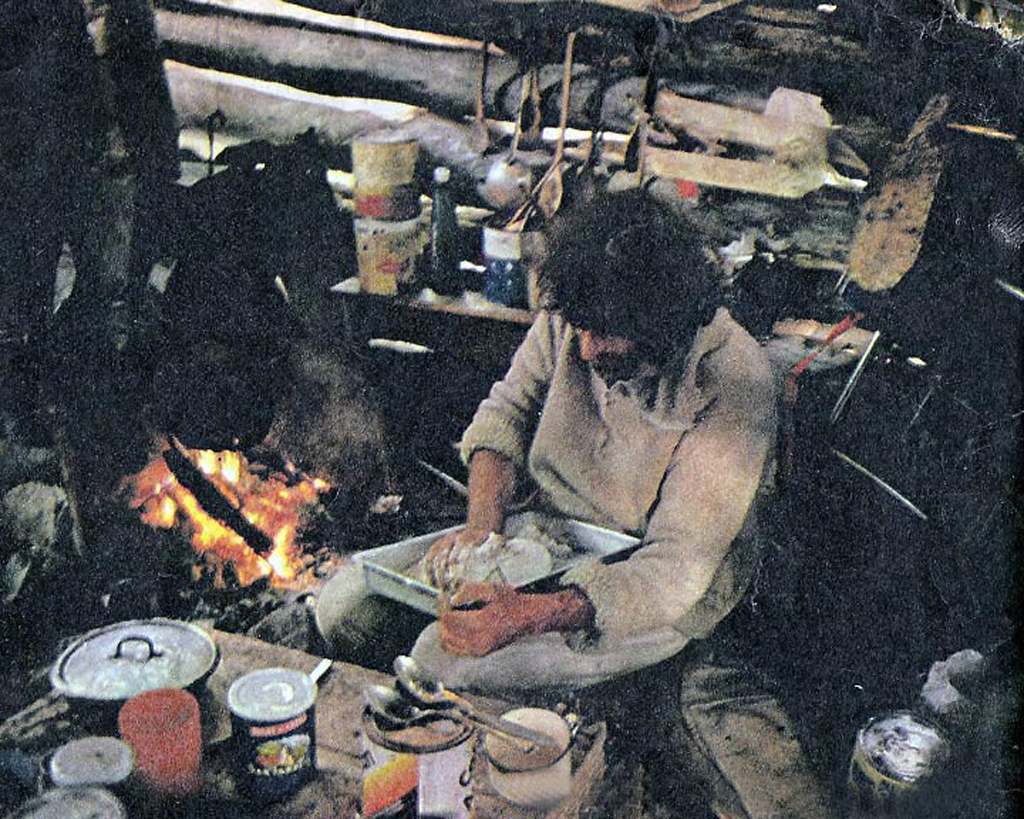 Eduardo Brenner, amasando pan en la cabaña de Rio Blanco. Segunda ascensión argentina al Fitz Roy, Santa Cruz