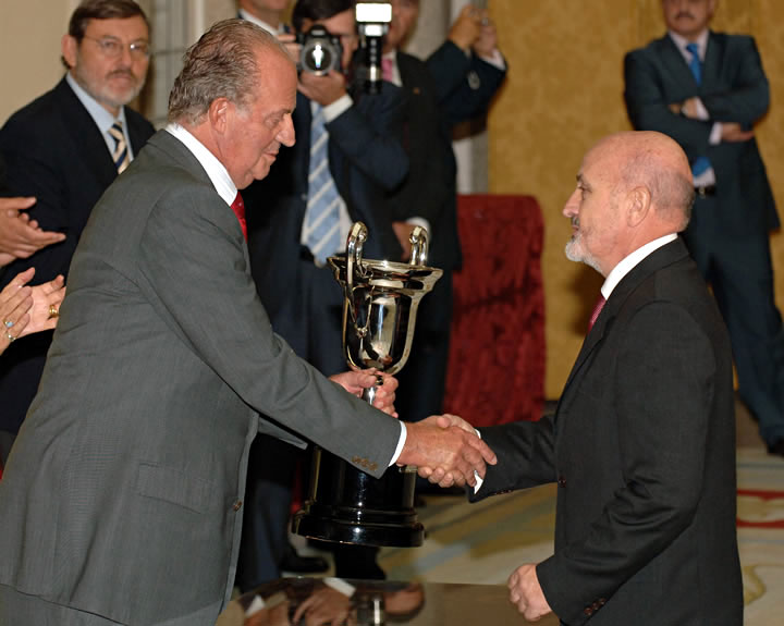 Sebastián Alvaro recibiendo premio del Rey de España, Juan Carlos I