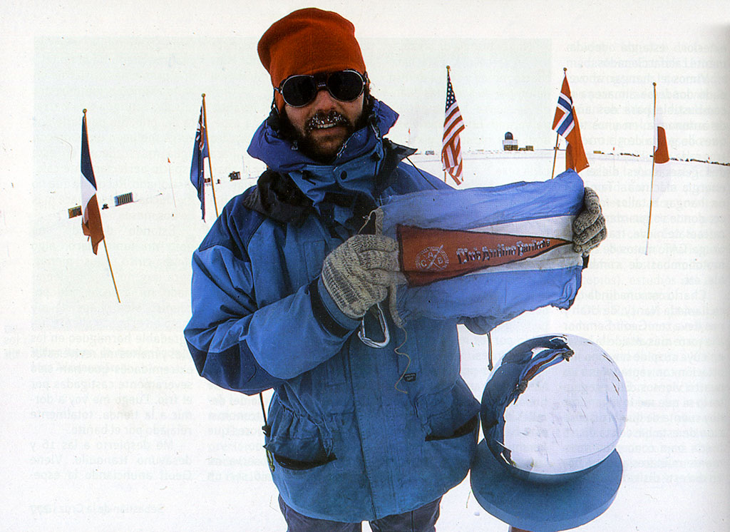 Sebastián de la Cruz en el Polo Sur, con el banderin del Club Andino Bariloche.