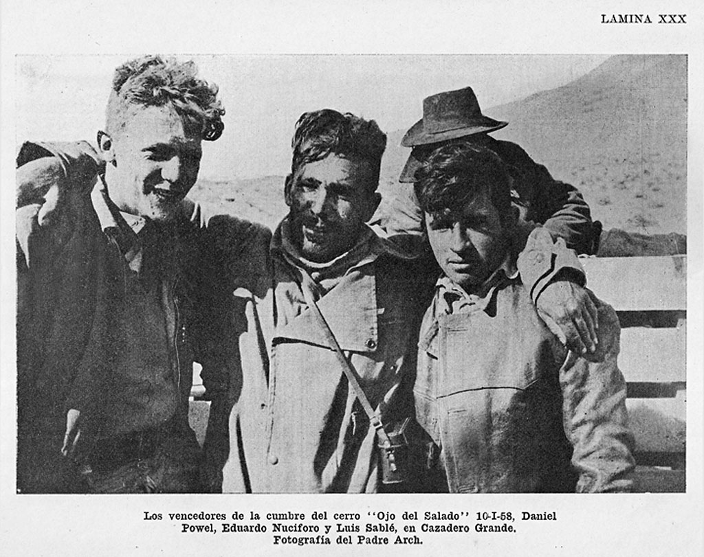 Vencedores de la cumbre del cerro Ojos del Salado. De izq. a der.: Daniel Powel, Eduardo Nuciforo y Luis Sablé, en Cazadero Grande. Foto: Padre Arch. Libro de Montaña: Ojos del Salado, Andes Catamarqueños