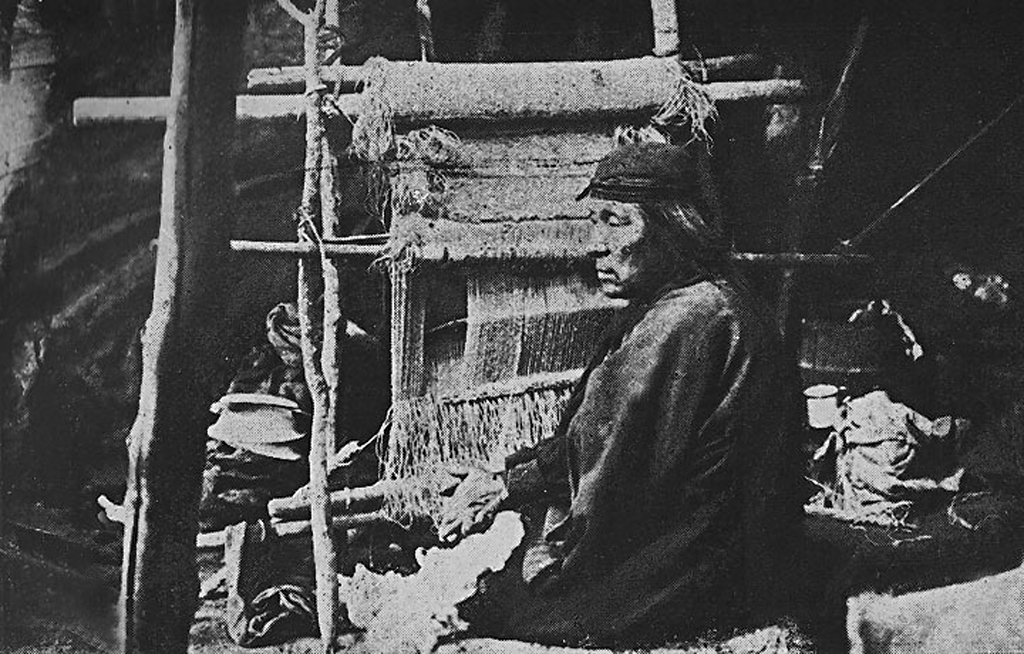 India Tehuelche en su telar. Libro de montaña: Patagonia Vieja, Andreas Madsen