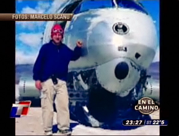 Marcelo Scanu junto al avión caído en Laguna Brava. Programa En el Camino, TN. Centro Cultural Argentino de Montaña en TN.