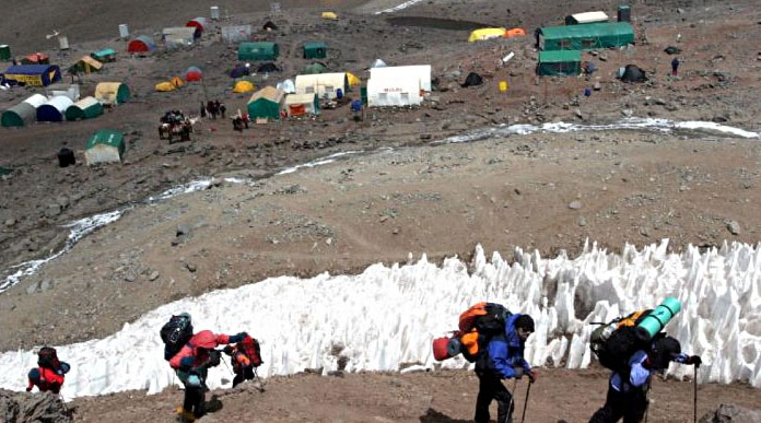 Atractivo internacional. Plaza de Mulas se llena de montañistas de todo el mundo. Foto: Walter Moreno. Aconcagua, Mendoza