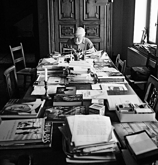 Augusto Gansser en su estudio. Foto: Verlag, www.drs.ch
