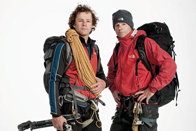 Los Benegas con parte de su equipo de escalar. Ahora están en el Everest, una montaña que Willie ya ascendió 10 veces Foto: Graciela Calabrese. Damian y Willie Benegas