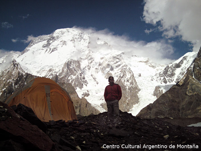 Ignacio Lucero en el 2008, desde "Concordia", a las espaldas el cerro Broad Peak de 8.047mts. Gasherbrum, Pakistan