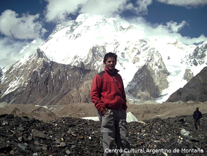 Ignacio Lucero en el 2008, desde "Concordia", a las espaldas el cerro Broad Peak de 8.047mts. Gasherbrum, Pakistan