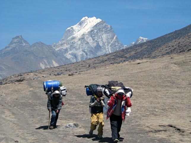 Porteadores en la travesía hacia el Everest