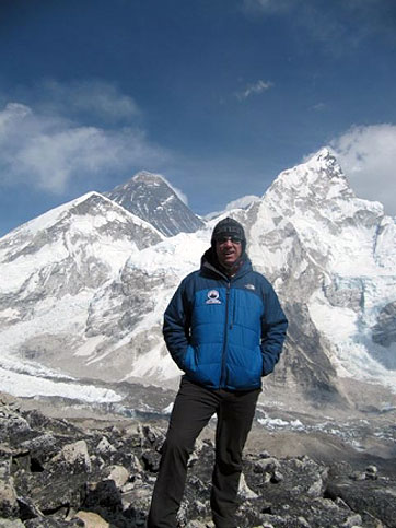 Leonardo McLean en frente del Everest