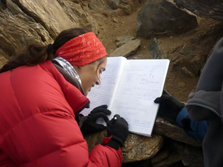 Erika Walter dejando testimonio en la cumbre del Manchao, Catamarca. Foto: www.cumbreros.com