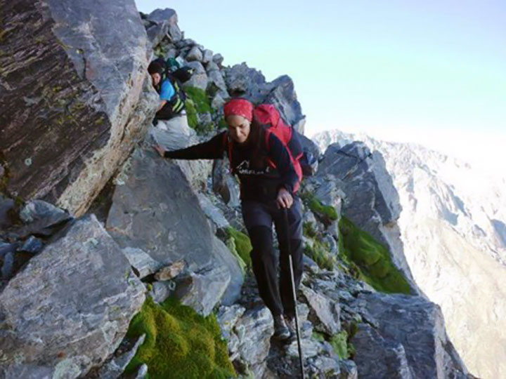 Erika Walter en un paso complicado camino a la cumbre del Cerro Manchao, Catamarca. Foto: www.cumbreros.com