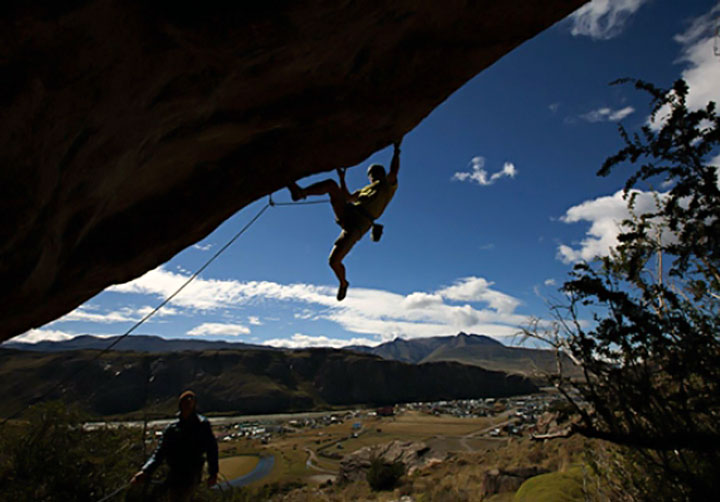 David Lama en un boulder con El Chalten de fondo. Foto: Sitio oficial de David Lama