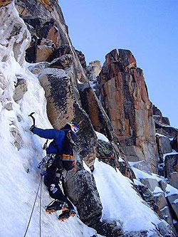 Escalando en hielo con crampones y piolets.