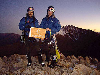 Los hermanos Pou en la cumbre del Chañi Chico, Salta.