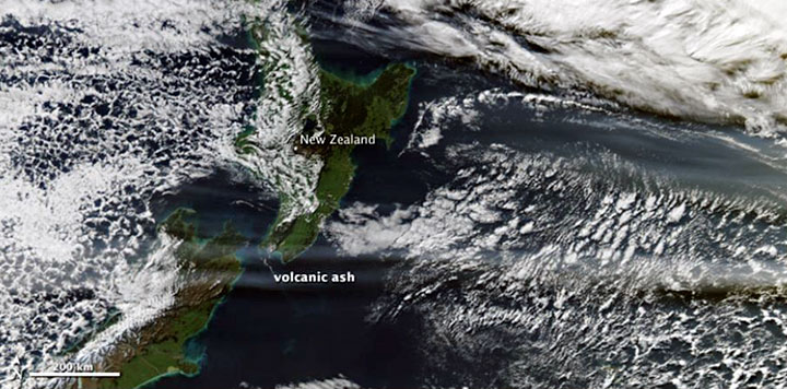 Imagen MODIS (Moderate Resolution Imaging Spectroradiometer) con la pluma arribando a Nueva Zelanda y Australia, dando así la vuelta al mundo. Volcán Puyehue, Chile
