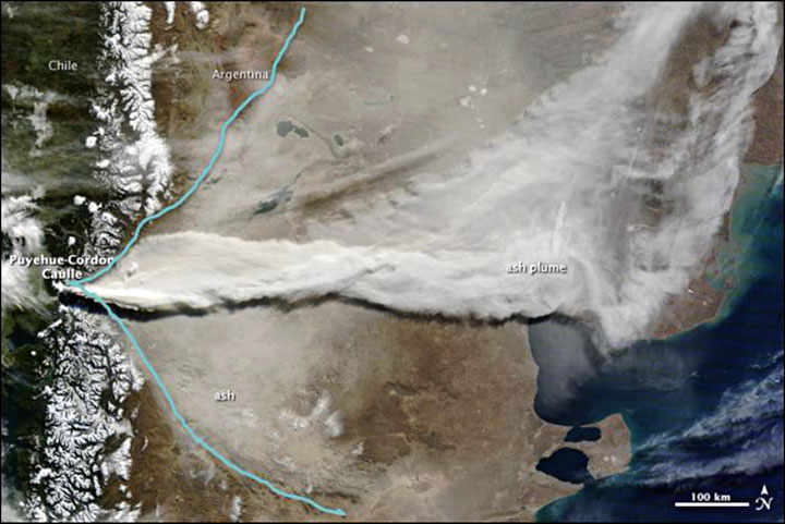 Imagen satelital MODIS (Moderate Resolution Imaging Spectroradiometer). La zona delimitada con líneas celestes muestra la dispersión y depositación de la ceniza durante los eventos eruptivos del Volcán Puyehue, Chile