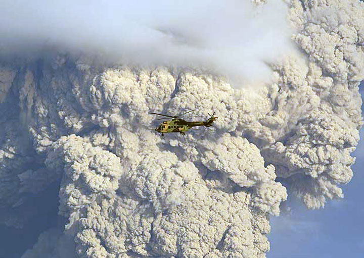 Columna de humo del volcán Puyehue, Chile. Foto: AFP y Reuters