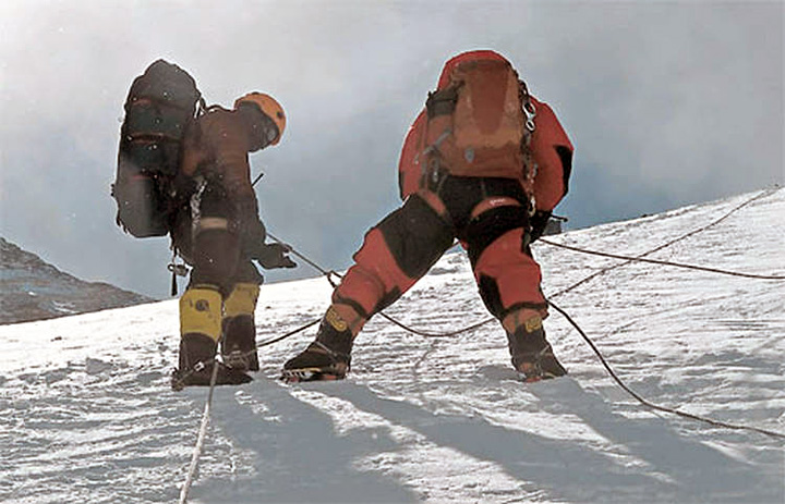 Los argentinos valiendose de cuerdas en la expedición al Everest 2012. Foto: www.clarin.com