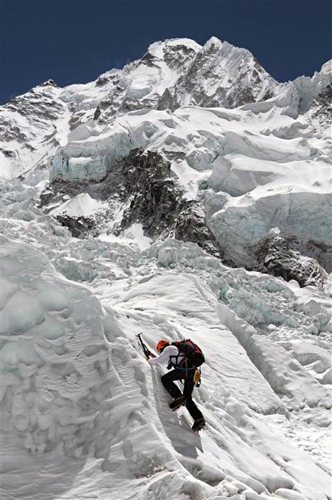 Charly escalando el inicio de la cascada Khumbu. Expedición Argentina 2010 al Everest