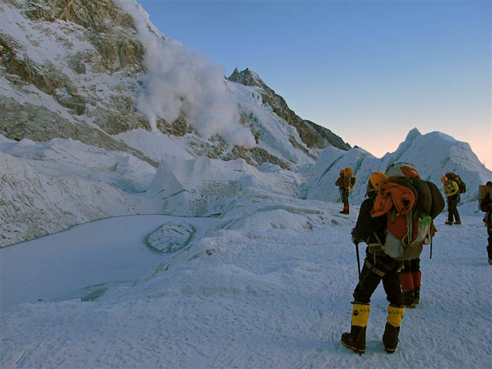 Avalancha, amanecer e el nupse. Expedición Argentina 2010 al Everest