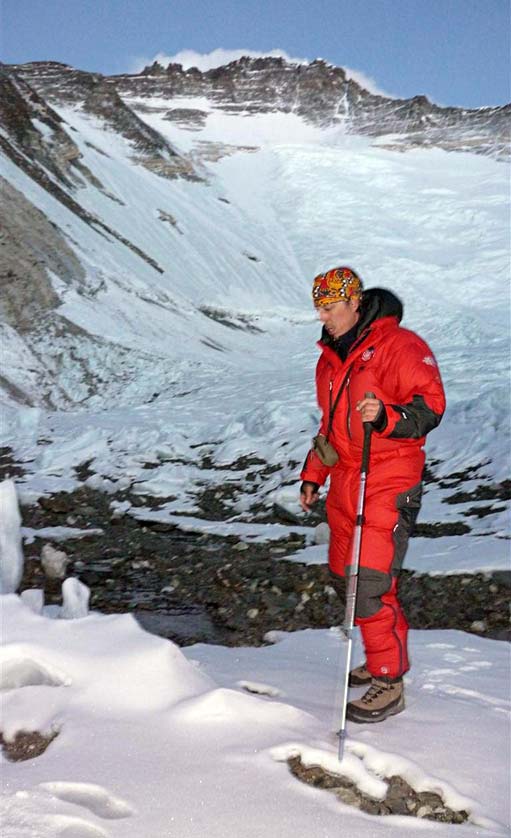 Ramon en el campo 2, probando el mono al anochecer. Expedición Argentina 2010 al Everest