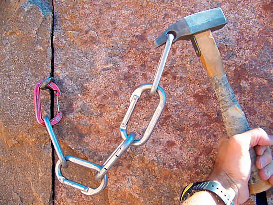 Extracción de un clavo mediante el uso de una cadena de mosquetones