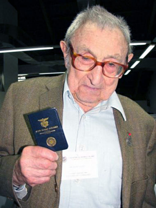 Guido Magnone a sus 95 años con el carnet vitalicio del Club Alpino Italiano