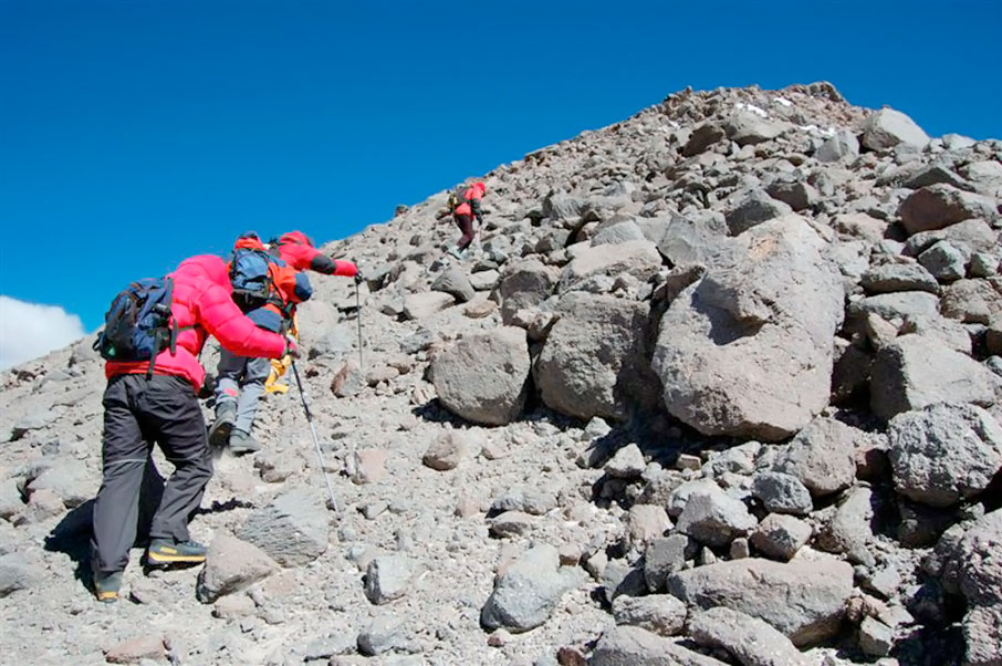 Ascenso a la cumbre de Bicentenario, Cordón de los Pioneros, La Rioja. Foto: Guillermo Almaraz