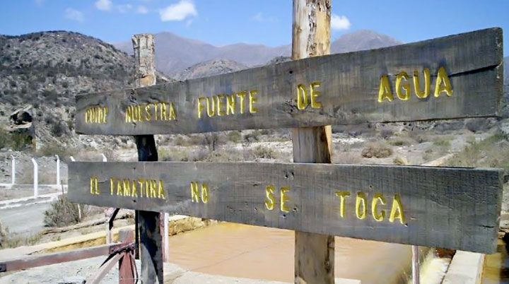 Portada ubicada por el pueblo de Famatina: "CUIDE NUESTRA FUENTE DE AGUA. EL FAMATINA NO SE TOCA". Foto: www.losandes.com.ar