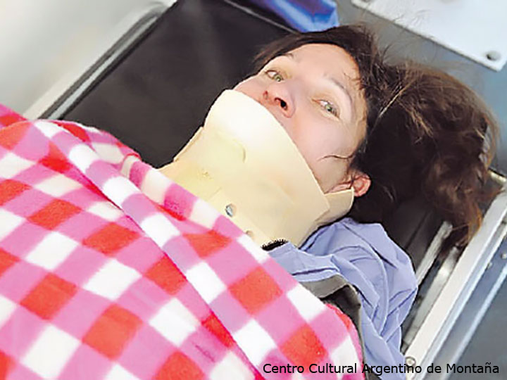 Fuera de peligro. Mariana, al ser trasladada hacia la ciudad de Mendoza. Tuvo un fuerte golpe en la zona cervica. Foto: Clarin