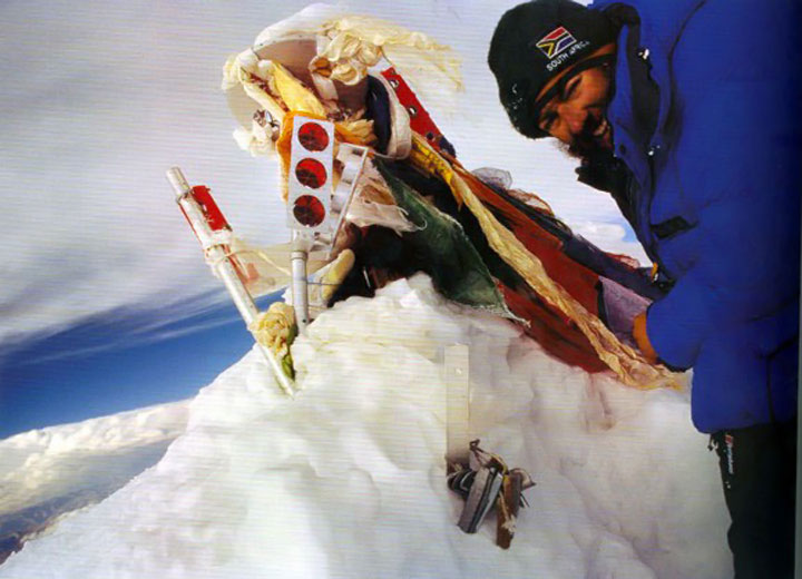 Herrod hizo se autoretrató en la cumbre, llamó por radio al campamento base. Dos horas después de la foto desapareció. Everest, Cordillera del Himalaya. Foto: Jose.gs