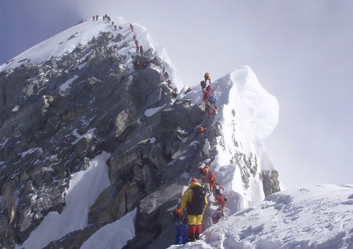 Expedición haciendo cola para acceder a la cima del Everest por la ruta sur en el año 2009, Cordillera del Himalaya. Foto: Jose.gs