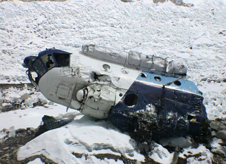 Helicoptero de fabricación rusa que se accidentó en el 2003 cuando trataba de aterrizar en el campamento base. Dos de sus 9 ocupantes murieron, Everes, Cordillera del Himalaya. Foto: Jose.gs