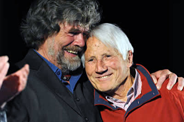 Reinhold Messner junto a Walter Bonatti. Piolet de Oro 2010