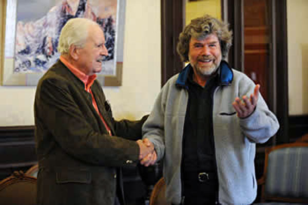 Reinhold Messner, con Maurice Herzog, durante la entrega del Piolet de Oro 2010 a la mejor trayectoria deportiva en montañismo