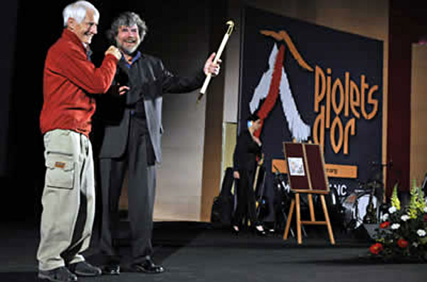 Walter Bonatti le hace entrega del Piolet de Oro 2010 a Reinhold Messner