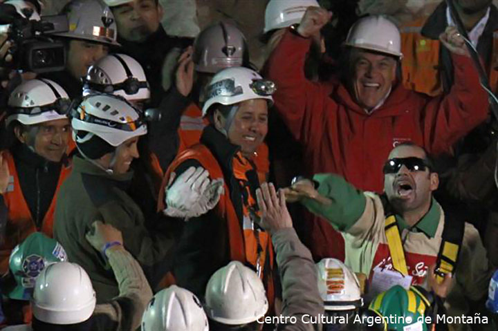 Festejos de Mario Sepúlveda, el segundo minero en salir, quien fue recibido por sus familiares y el presidente Sebastián Piñera. Foto: AP