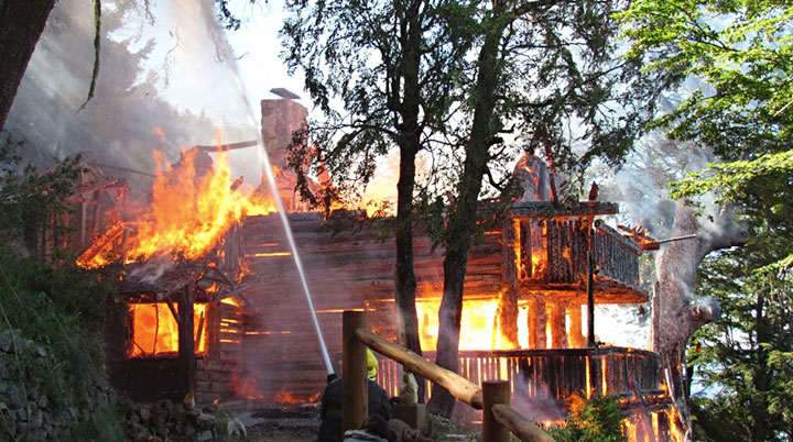 Bomberos extinguiendo las llamas en el Refugio Berghof. Foto: Nelson Puñalef