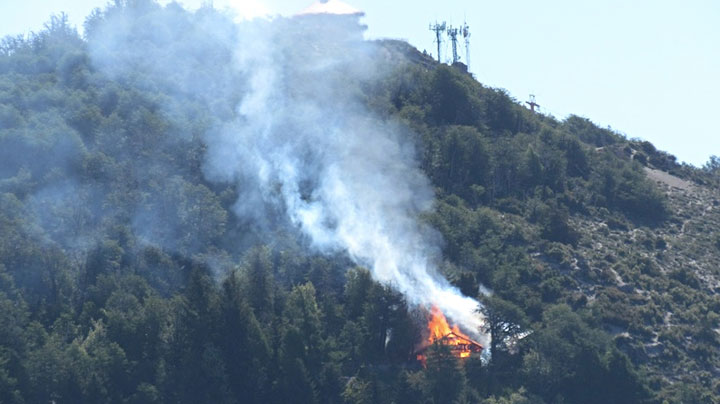 Desde la distancia se observan las llamas en el Refugio Berghof, Bariloche. Foto: Nelson Puñalef