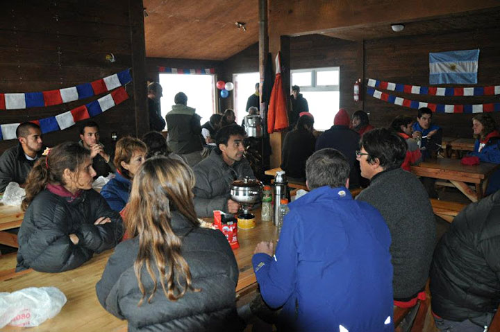 Comedor del refugio Agostino Rocca durante la inauguración. Foto: Club Andino Bariloche